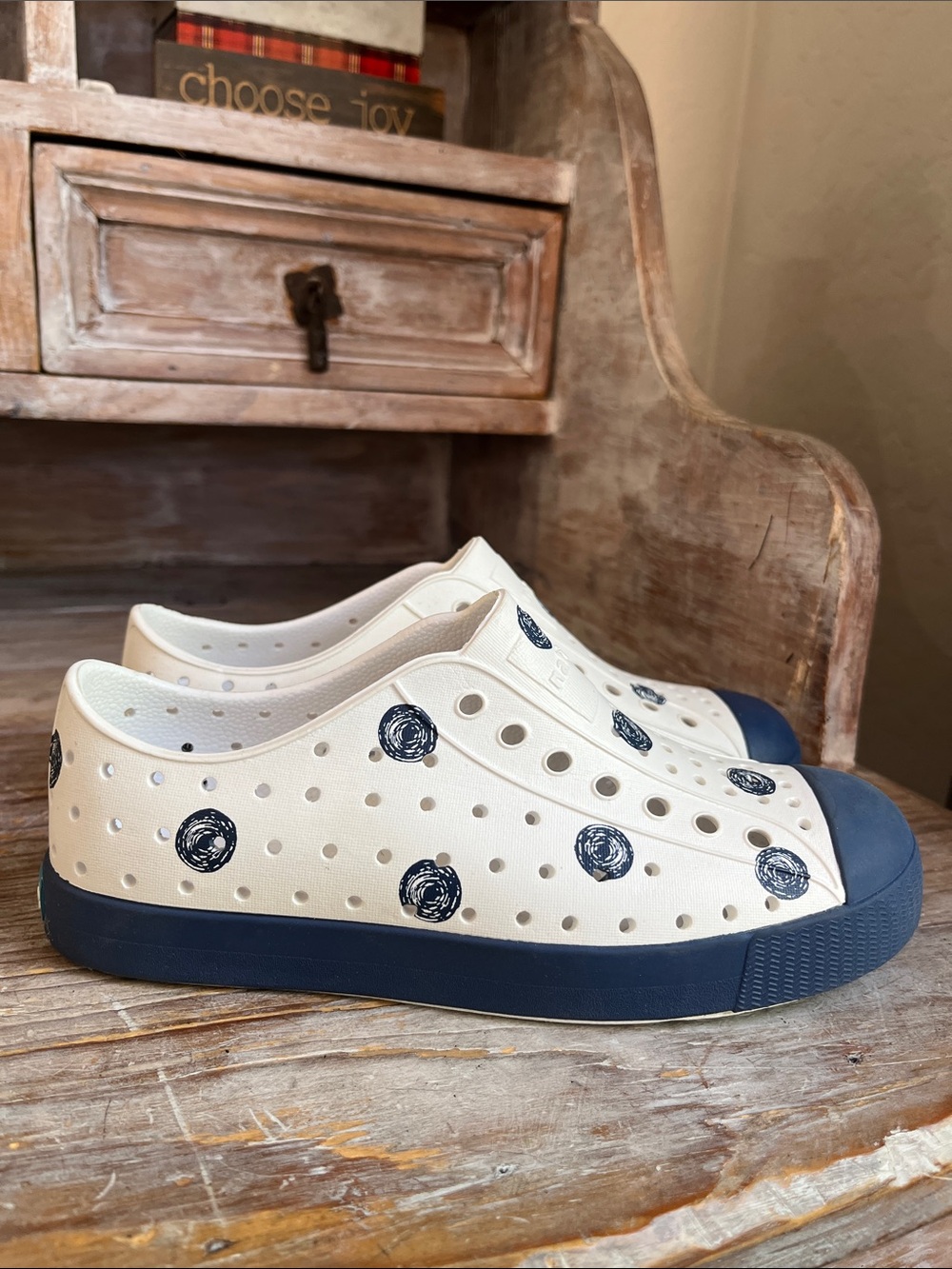 ⭐️ Native Jefferson Pull On Shoes Size 2 White Blue Water Shoes Outdoor Summer